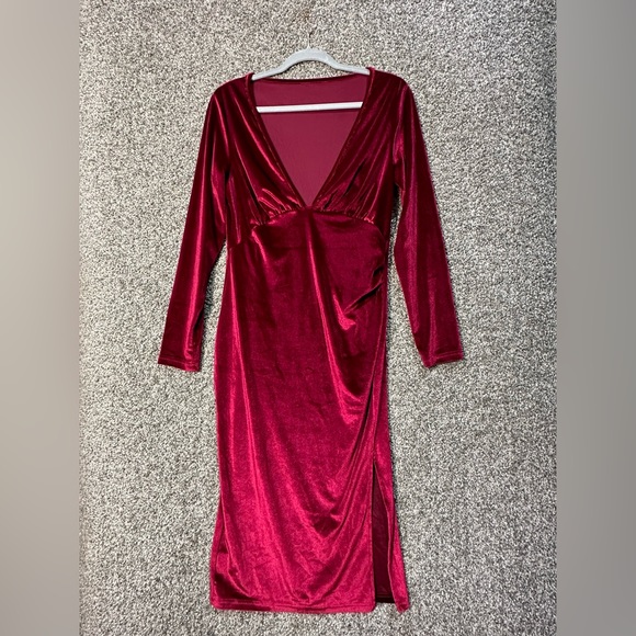 NWOT Deep V Neck Velvet Midi Dress Size Large - Picture 1 of 4